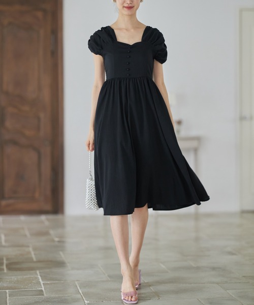 tocco closet（トッコ　クローゼット）の「くるみ飾り釦付きギャザースリーブスクエアネックワンピース（ワンピース・レディース・ブラック・M）」の4枚目の写真