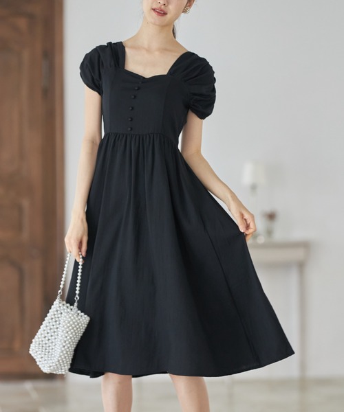 tocco closet（トッコ　クローゼット）の「くるみ飾り釦付きギャザースリーブスクエアネックワンピース（ワンピース・レディース・ブラック・M）」の7枚目の写真