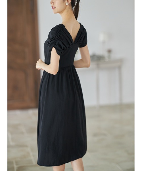 tocco closet（トッコ　クローゼット）の「くるみ飾り釦付きギャザースリーブスクエアネックワンピース（ワンピース・レディース・ブラック・M）」の19枚目の写真