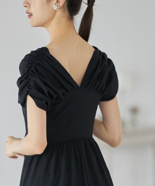 tocco closet（トッコ　クローゼット）の「くるみ飾り釦付きギャザースリーブスクエアネックワンピース（ワンピース・レディース・ブラック・M）」の5枚目の写真