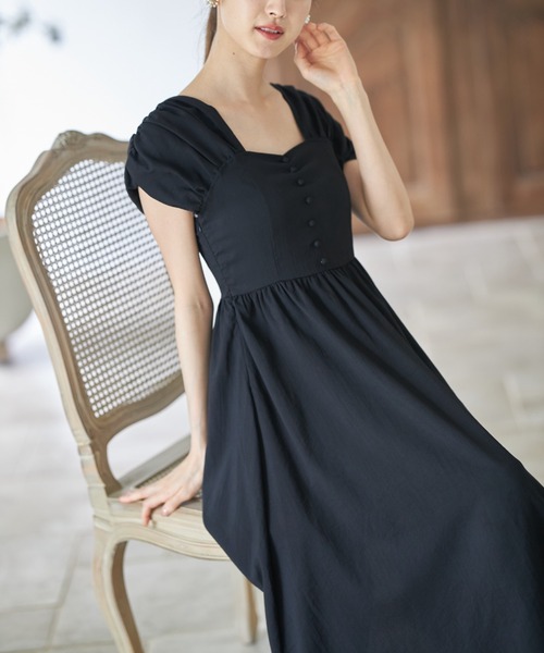 tocco closet（トッコ　クローゼット）の「くるみ飾り釦付きギャザースリーブスクエアネックワンピース（ワンピース・レディース・ブラック・M）」の14枚目の写真