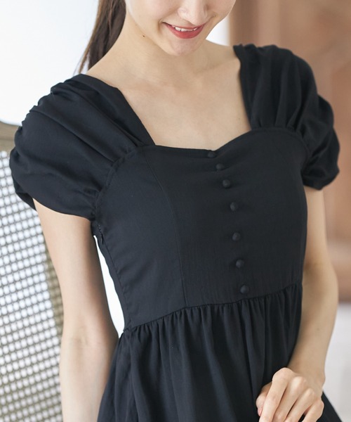tocco closet（トッコ　クローゼット）の「くるみ飾り釦付きギャザースリーブスクエアネックワンピース（ワンピース・レディース・ブラック・M）」の12枚目の写真