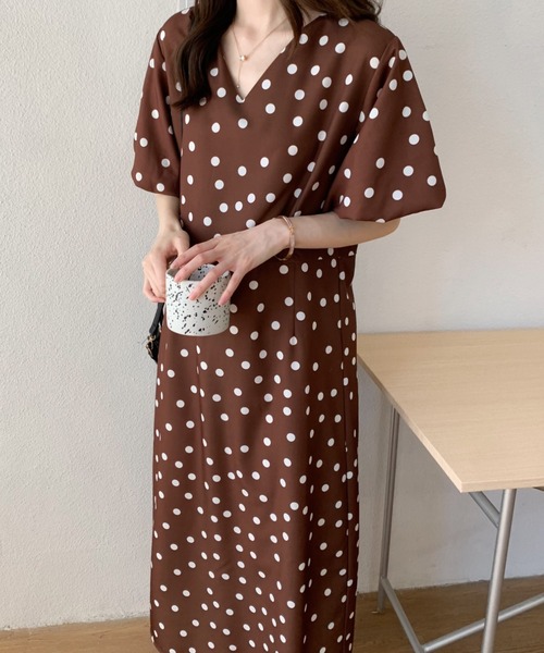 ABITOKYO(アビトーキョー)の「バックスリットボリュウーム袖ドット柄ワンピース(ワンピース・レディース・ブラック/ベージュ/ブラウン・S/M)」の1枚目の写真
