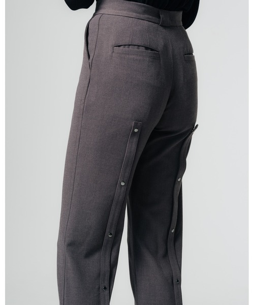 led.tokyo（レッドトウキョウ）の「【led.tokyo】バックボタンデザインスリムフレアパンツ（その他パンツ・レディース・ブラック/グレー・SMALL/MEDIUM）」の10枚目の写真