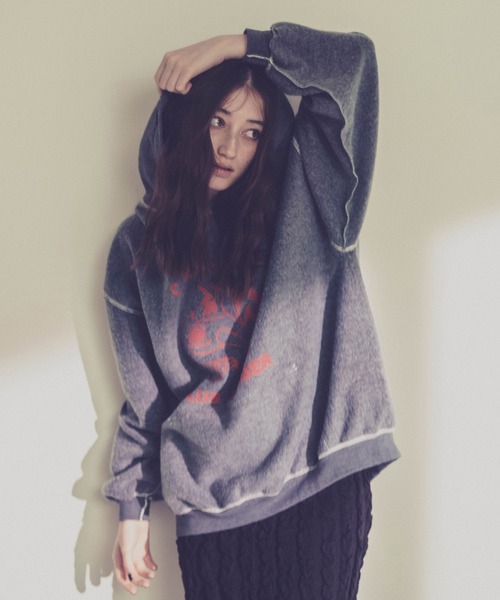 CAPRICIEUX LE'MAGE(カプリシューレマージュ)の「〈THRIFTY LOOK/スリフティールック〉裏使いプリントフーディー(パーカー・レディース・チャコールグレー・LARGE)」の2枚目の写真