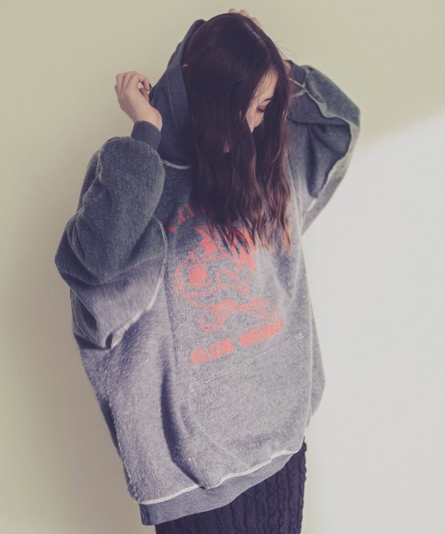 CAPRICIEUX LE'MAGE(カプリシューレマージュ)の「〈THRIFTY LOOK/スリフティールック〉裏使いプリントフーディー(パーカー・レディース・チャコールグレー・LARGE)」の3枚目の写真