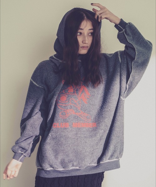 CAPRICIEUX LE'MAGE(カプリシューレマージュ)の「〈THRIFTY LOOK/スリフティールック〉裏使いプリントフーディー(パーカー・レディース・チャコールグレー・LARGE)」の4枚目の写真