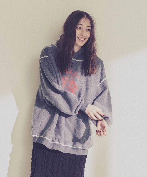 CAPRICIEUX LE'MAGE(カプリシューレマージュ)の「〈THRIFTY LOOK/スリフティールック〉裏使いプリントフーディー(パーカー・レディース・チャコールグレー・LARGE)」の5枚目の写真