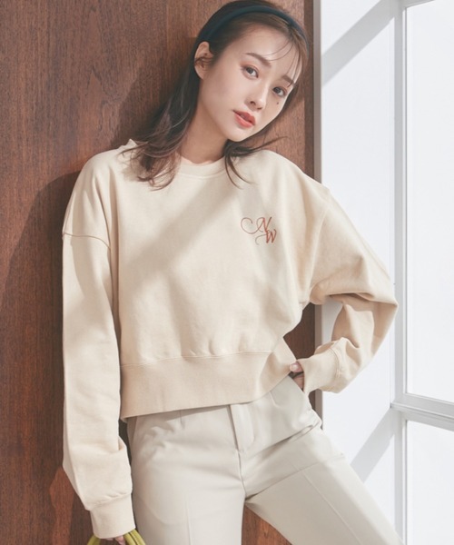 N WITH.（エヌウィズ）の「NW刺繍プルオーバー（スウェット・レディース・ベージュ/グリーン/オフホワイト・F）」の2枚目の写真