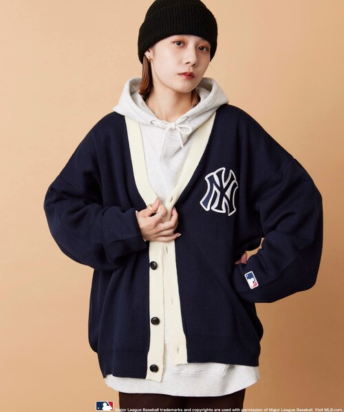 MLB(メジャーリーグベースボール)の「【MLB/メジャーリーグベースボール】PUBLUX 別注MLB ジャガードロゴニットカーディガン/ユニセックス/ニットカーデ/ワッペン刺繍(カーディガン/ボレロ・メンズ・ホワイト系その他/グリーン/ブラック/ネイビー/ライトグレー・SMALL/MEDIUM/LARGE)」の5枚目の写真