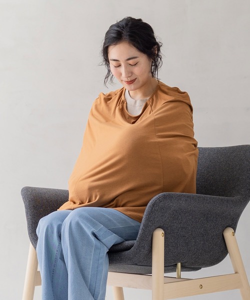 フェリシモMama（フェリシモママ）の「Ｍｏｒｅｄｄｅ　ワイヤー入りの衿ぐりで安心　ストレッチカットソーで３６０度すっぽり覆うポケッタブル授乳ケープ（授乳ケープ/授乳クッション・レディース・キャメル/ホワイト×ブラック・2/1）」の3枚目の写真