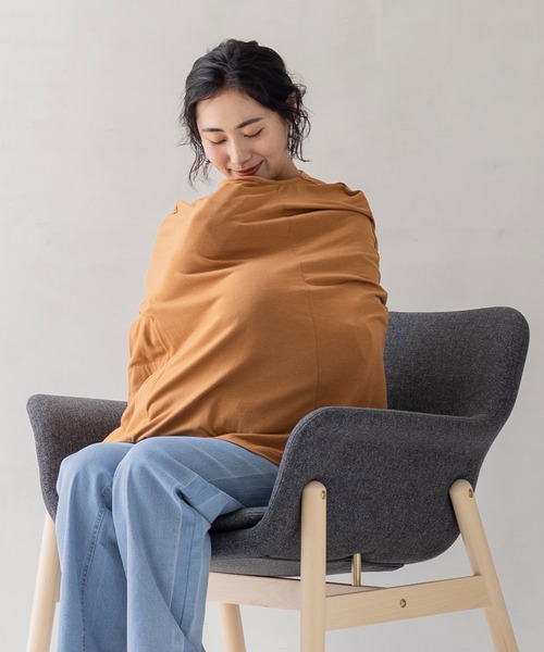 フェリシモMama（フェリシモママ）の「Ｍｏｒｅｄｄｅ　ワイヤー入りの衿ぐりで安心　ストレッチカットソーで３６０度すっぽり覆うポケッタブル授乳ケープ（授乳ケープ/授乳クッション・レディース・キャメル/ホワイト×ブラック・2/1）」の4枚目の写真