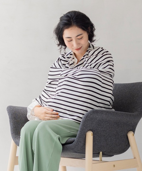 フェリシモMama（フェリシモママ）の「Ｍｏｒｅｄｄｅ　ワイヤー入りの衿ぐりで安心　ストレッチカットソーで３６０度すっぽり覆うポケッタブル授乳ケープ（授乳ケープ/授乳クッション・レディース・キャメル/ホワイト×ブラック・2/1）」の5枚目の写真