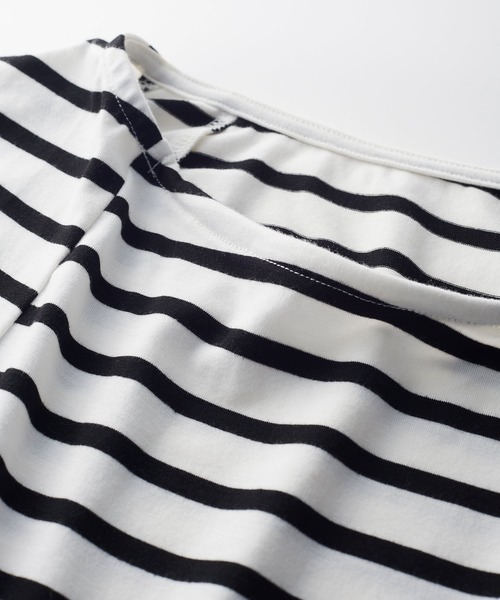 フェリシモMama（フェリシモママ）の「Ｍｏｒｅｄｄｅ　ワイヤー入りの衿ぐりで安心　ストレッチカットソーで３６０度すっぽり覆うポケッタブル授乳ケープ（授乳ケープ/授乳クッション・レディース・キャメル/ホワイト×ブラック・2/1）」の8枚目の写真