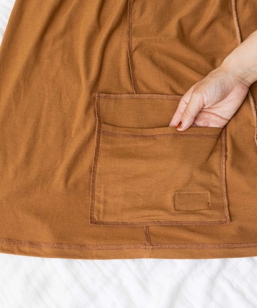 フェリシモMama（フェリシモママ）の「Ｍｏｒｅｄｄｅ　ワイヤー入りの衿ぐりで安心　ストレッチカットソーで３６０度すっぽり覆うポケッタブル授乳ケープ（授乳ケープ/授乳クッション・レディース・キャメル/ホワイト×ブラック・2/1）」の10枚目の写真