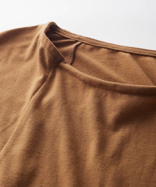 フェリシモMama（フェリシモママ）の「Ｍｏｒｅｄｄｅ　ワイヤー入りの衿ぐりで安心　ストレッチカットソーで３６０度すっぽり覆うポケッタブル授乳ケープ（授乳ケープ/授乳クッション・レディース・キャメル/ホワイト×ブラック・2/1）」の7枚目の写真