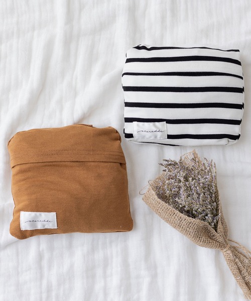 フェリシモMama（フェリシモママ）の「Ｍｏｒｅｄｄｅ　ワイヤー入りの衿ぐりで安心　ストレッチカットソーで３６０度すっぽり覆うポケッタブル授乳ケープ（授乳ケープ/授乳クッション・レディース・キャメル/ホワイト×ブラック・2/1）」の15枚目の写真