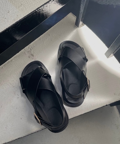 I_am（アイアム）の「cross belt chunky sandal（サンダル・レディース・ブラック・S/L）」の4枚目の写真