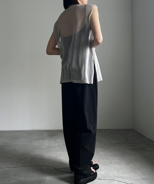 cona(コナ)の「【ZOZO限定】シアーニットノースリーブトップス(Tシャツ/カットソー・レディース・ブラック/ライトグレー/ホワイト・FREE)」の9枚目の写真