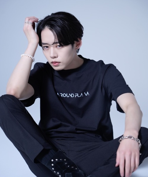 AROUND FLAVA（アラウンドフラバ）の「loose fit spangles logo T / ルーズフィット スパンコール ロゴTシャツ（Tシャツ/カットソー・メンズ・ブラック/ホワイト・MEDIUM/SMALL/LARGE）」の9枚目の写真