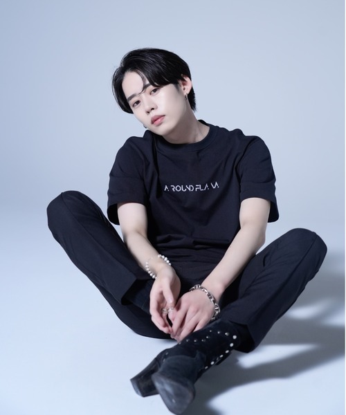 AROUND FLAVA（アラウンドフラバ）の「loose fit spangles logo T / ルーズフィット スパンコール ロゴTシャツ（Tシャツ/カットソー・メンズ・ブラック/ホワイト・MEDIUM/SMALL/LARGE）」の10枚目の写真