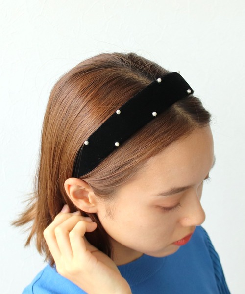 Three Four Time（ｽﾘｰﾌｫｰﾀｲﾑ）の「パールドットベロアカチューシャ【結婚式/パーティ/フォーマル/デイリー】（カチューシャ・レディース・ブラック・FREE）」の3枚目の写真
