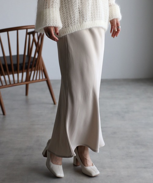 ENC(エンク)の「matte satin I line skirt / マットサテンスカート(スカート・レディース・ライトベージュ/ブラック/エメラルド/オフホワイト/ミント・FREE)」の3枚目の写真