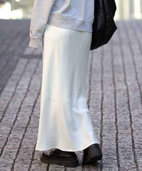 ENC(エンク)の「matte satin I line skirt / マットサテンスカート(スカート・レディース・ライトベージュ/ブラック/エメラルド/オフホワイト/ミント・FREE)」の9枚目の写真