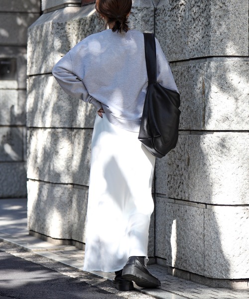 ENC(エンク)の「matte satin I line skirt / マットサテンスカート(スカート・レディース・ライトベージュ/ブラック/エメラルド/オフホワイト/ミント・FREE)」の10枚目の写真