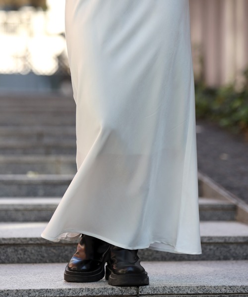 ENC(エンク)の「matte satin I line skirt / マットサテンスカート(スカート・レディース・ライトベージュ/ブラック/エメラルド/オフホワイト/ミント・FREE)」の12枚目の写真