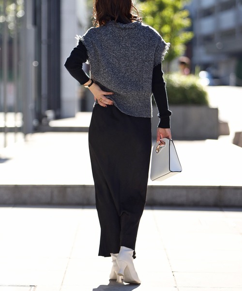ENC(エンク)の「matte satin I line skirt / マットサテンスカート(スカート・レディース・ライトベージュ/ブラック/エメラルド/オフホワイト/ミント・FREE)」の17枚目の写真