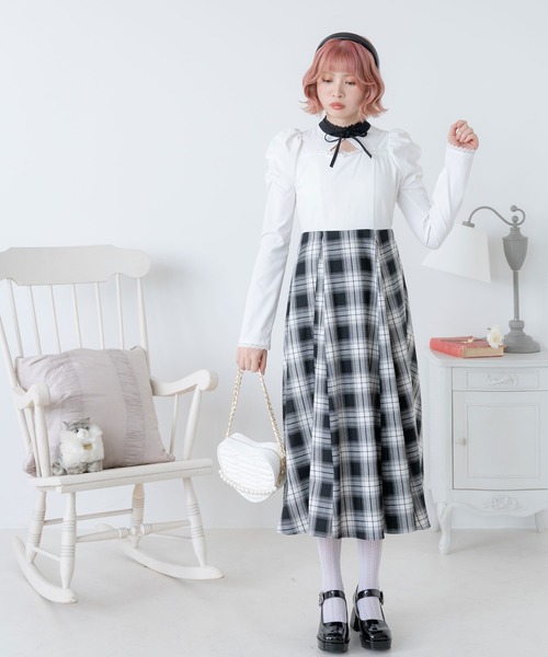 DearMyLoveRose(ディアマイラブローズ)の「デコルテオープンクラシカルワンピース(ワンピース・レディース・ホワイト/ブラック/ブルー・MEDIUM/XX-LARGE/X-LARGE/LARGE)」の1枚目の写真