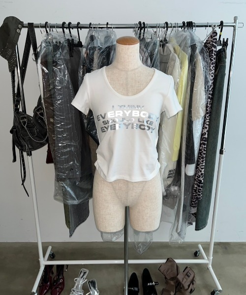 SHAGGIE（シャギー）の「サイドシャーリングUネックTeeシャツ（Tシャツ/カットソー・レディース・ブラック/ホワイト/イエロー/ライトブルー/ネイビー・FREE）」の15枚目の写真