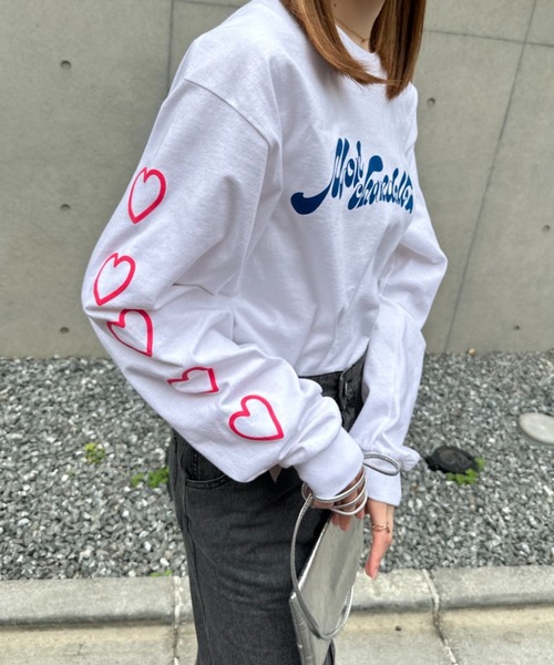 mi via loca（ミヴィアロカ）の「GILDAN 袖ハート発泡ロゴロンT 【PT NO. MVL030 ※2A】（Tシャツ/カットソー・レディース・オフホワイト/オートミール/ベージュ/ピンク/ホワイト系その他・MEDIUM/X-LARGE）」の3枚目の写真