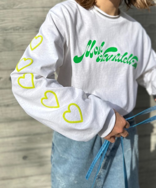 mi via loca（ミヴィアロカ）の「GILDAN 袖ハート発泡ロゴロンT 【PT NO. MVL030 ※2A】（Tシャツ/カットソー・レディース・オフホワイト/オートミール/ベージュ/ピンク/ホワイト系その他・MEDIUM/X-LARGE）」の2枚目の写真