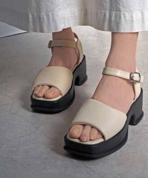 minia（ミニア）の「バルキーパフサンダル（サンダル・レディース・ブラック/シルバー/アイボリー・M/S/LL/L）」の2枚目の写真