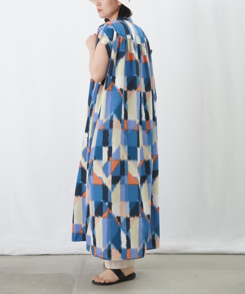 LUCA/LADY LUCK LUCA(ルカ/レディラックルカ)の「LC/LLL 幾何学柄ノースリーブワンピース(シャツワンピース・レディース・ブルー/グリーン・FREE)」の4枚目の写真