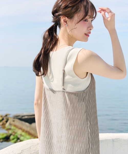 Tiaclasse(ティアクラッセ)の「変形プリーツキャミワンピース&Tシャツ(セットアップ・レディース・グレイッシュベージュ/モカ/ブラック・M/L)」の9枚目の写真