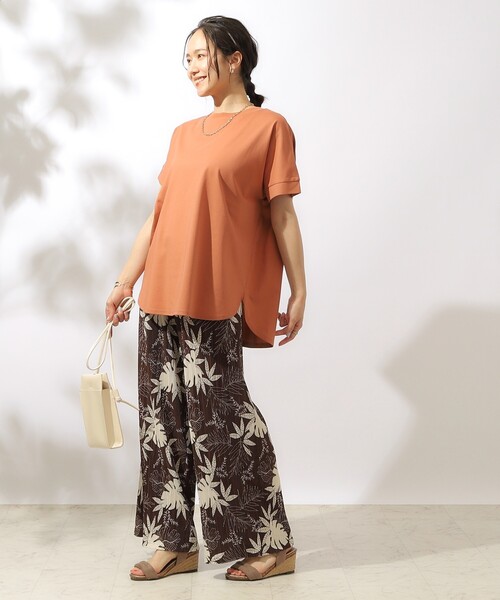 SHOO・LA・RUE（シューラルー）の「【汗ジミ防止/UV】夏も好きな色を着よう 欲ばりTシャツ（Tシャツ/カットソー・レディース・ホワイト/ブラック/グリーン/ダークオレンジ・02/03/04）」の6枚目の写真