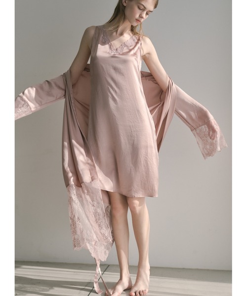 JILL STUART（ジルスチュアート）の「[PEACH JOHN × JILL STUARTコラボ]レースサテンスリップ×ガウンセット（ルームウェア/パジャマ・レディース・グレー/ピンク・MEDIUM）」の2枚目の写真