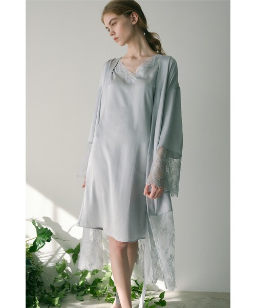 JILL STUART（ジルスチュアート）の「[PEACH JOHN × JILL STUARTコラボ]レースサテンスリップ×ガウンセット（ルームウェア/パジャマ・レディース・グレー/ピンク・MEDIUM）」の3枚目の写真