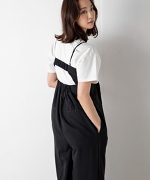 華奢なショルダーラインとキャミデザインが大人可愛いリネンライクベアトップサロペット