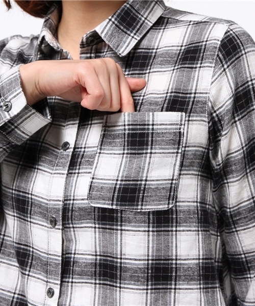 one after another NICE CLAUP(ワンアフターアナザーナイスクラップ)の「【ナイスクラップ】チェックロングシャツ(シャツ/ブラウス・レディース・オフホワイト/ボルドー/ネイビー・FREE)」の6枚目の写真