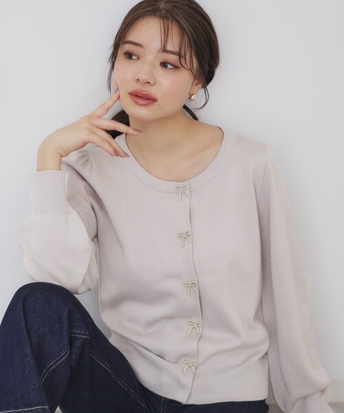 index（インデックス）の「◆リボンパール調ビジューカーディガン【洗える】（カーディガン/ボレロ・レディース・オフホワイト/ブラック/サックスブルー系5/ピンク系1・36/38/40/42）」の4枚目の写真