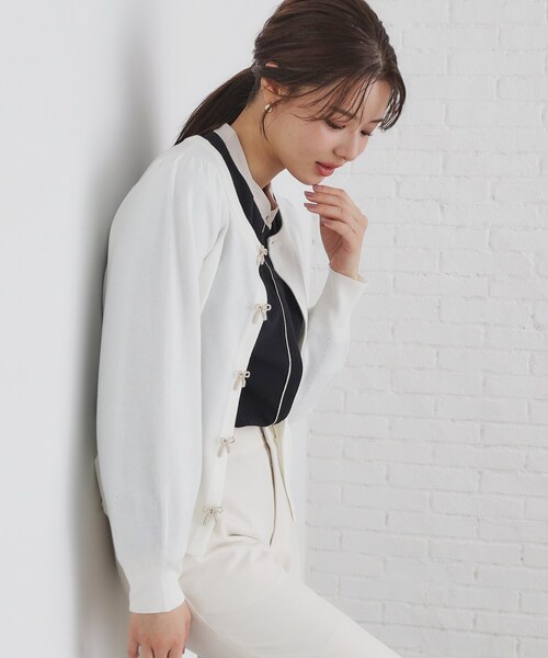 index（インデックス）の「◆リボンパール調ビジューカーディガン【洗える】（カーディガン/ボレロ・レディース・オフホワイト/ブラック/サックスブルー系5/ピンク系1・36/38/40/42）」の5枚目の写真