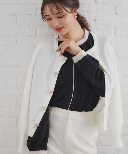 index（インデックス）の「◆リボンパール調ビジューカーディガン【洗える】（カーディガン/ボレロ・レディース・オフホワイト/ブラック/サックスブルー系5/ピンク系1・36/38/40/42）」の6枚目の写真