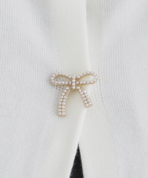 index（インデックス）の「◆リボンパール調ビジューカーディガン【洗える】（カーディガン/ボレロ・レディース・オフホワイト/ブラック/サックスブルー系5/ピンク系1・36/38/40/42）」の8枚目の写真