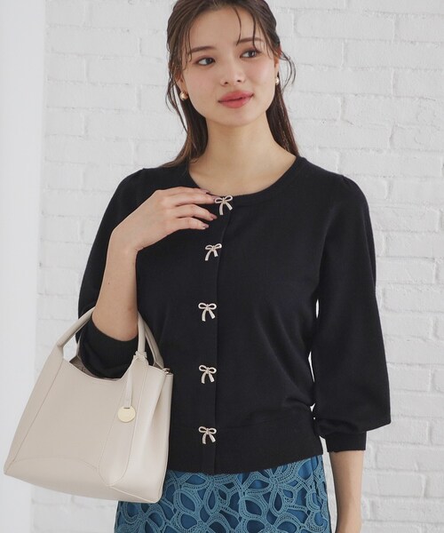 index（インデックス）の「◆リボンパール調ビジューカーディガン【洗える】（カーディガン/ボレロ・レディース・オフホワイト/ブラック/サックスブルー系5/ピンク系1・36/38/40/42）」の9枚目の写真