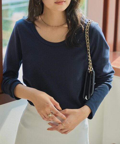 KOBE LETTUCE（コウベレタス）の「[ M L XL 選べるサイズ ] 深Uネック細リブ長袖Tシャツ（Tシャツ/カットソー・レディース・オフホワイト/ベージュ/レッド/ブラック/グレー/グリーン/アイボリー系/ネイビー/ピンク/イエロー系・L/M/XL）」の7枚目の写真