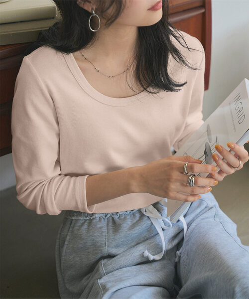 KOBE LETTUCE（コウベレタス）の「[ M L XL 選べるサイズ ] 深Uネック細リブ長袖Tシャツ（Tシャツ/カットソー・レディース・オフホワイト/ベージュ/レッド/ブラック/グレー/グリーン/アイボリー系/ネイビー/ピンク/イエロー系・L/M/XL）」の9枚目の写真